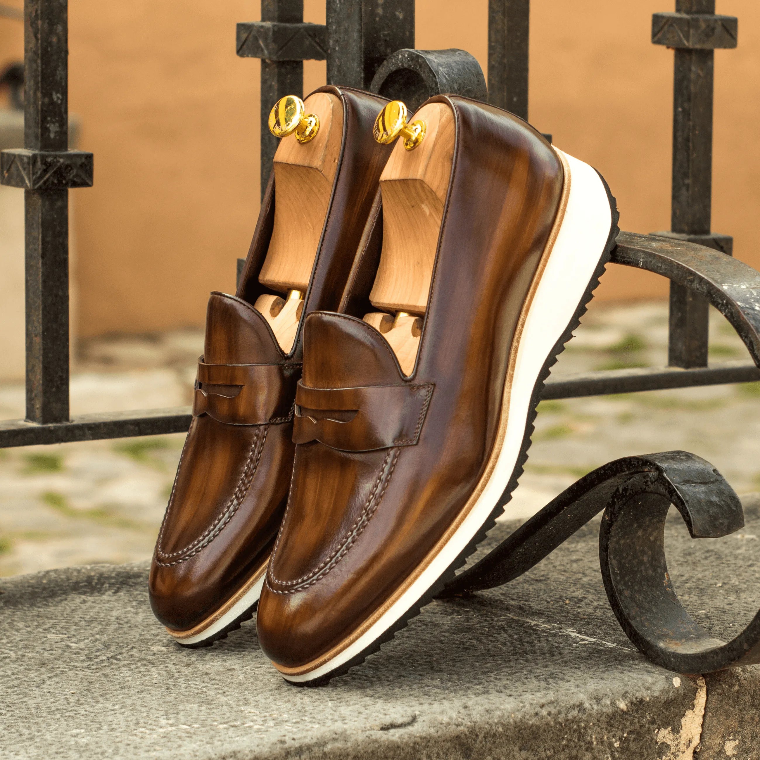 Brown leather Cato Loafers II with a rounded toe and white soles for stylish comfort