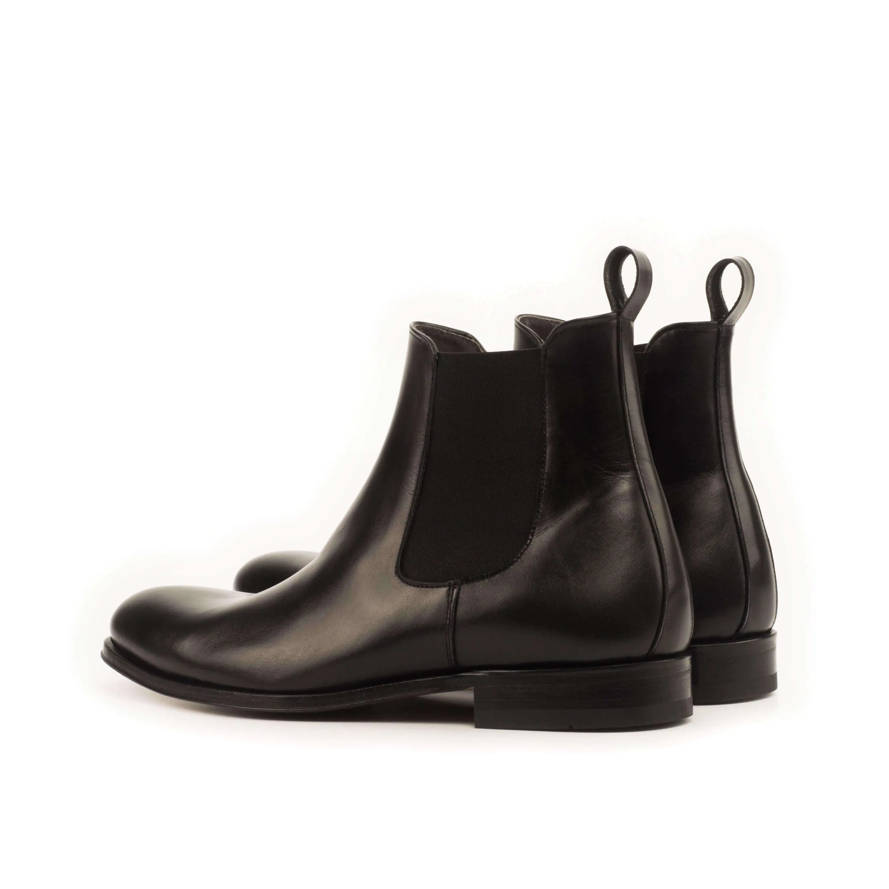 Pair of Chumani Chelsea Boots II in black leather, stylish and versatile Chelsea boots