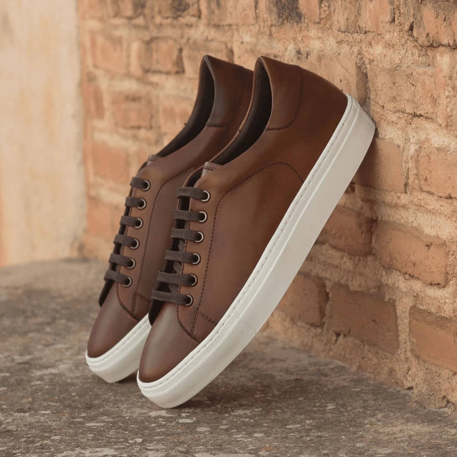 Brown leather Claus Trainer Sneaker II with white soles for stylish comfort