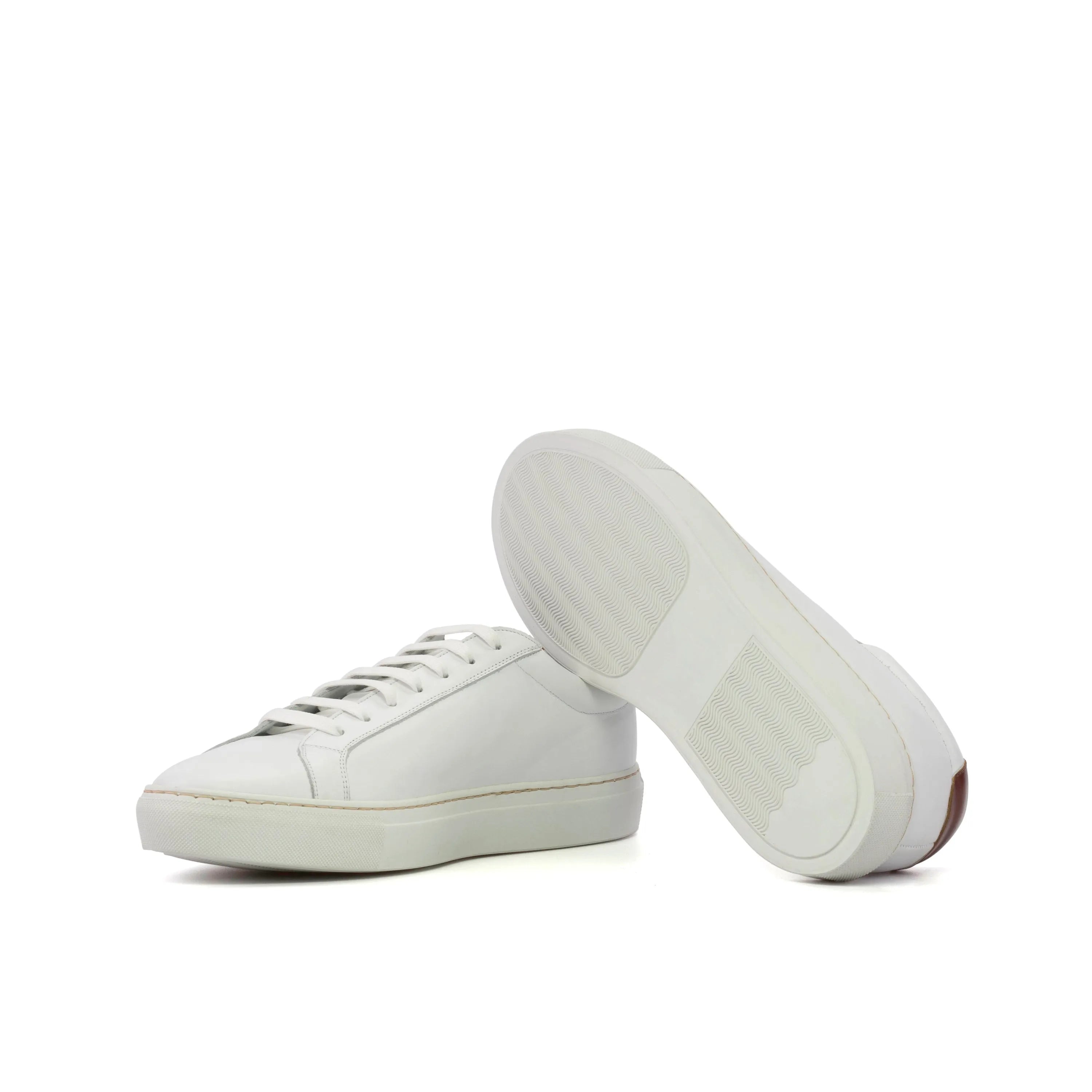 Pair of white calf leather low kick sneakers from Garry V2 in fast lane style