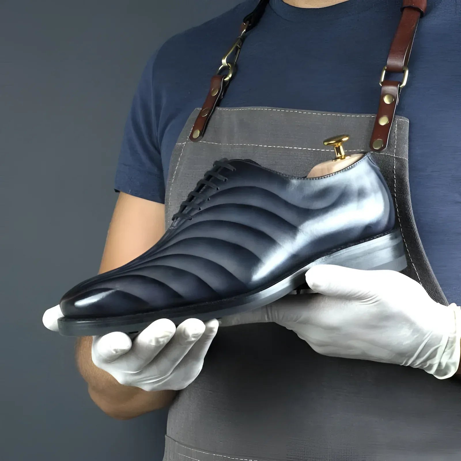 Elegant blue leather dress shoe from the Leonidas Patina Wholecut collection