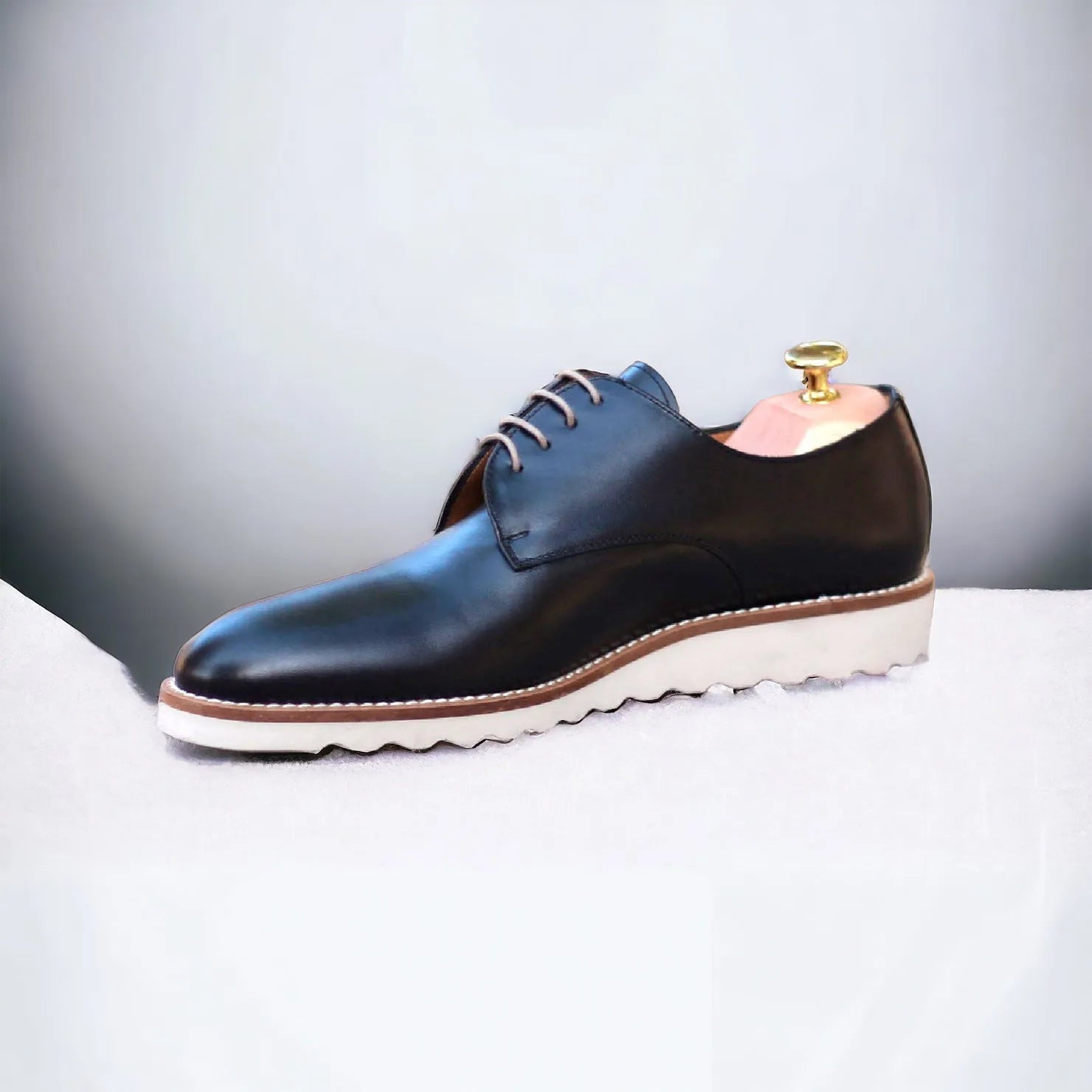 Black leather Palmazo Derby shoes featuring a stylish white sole and split toe design