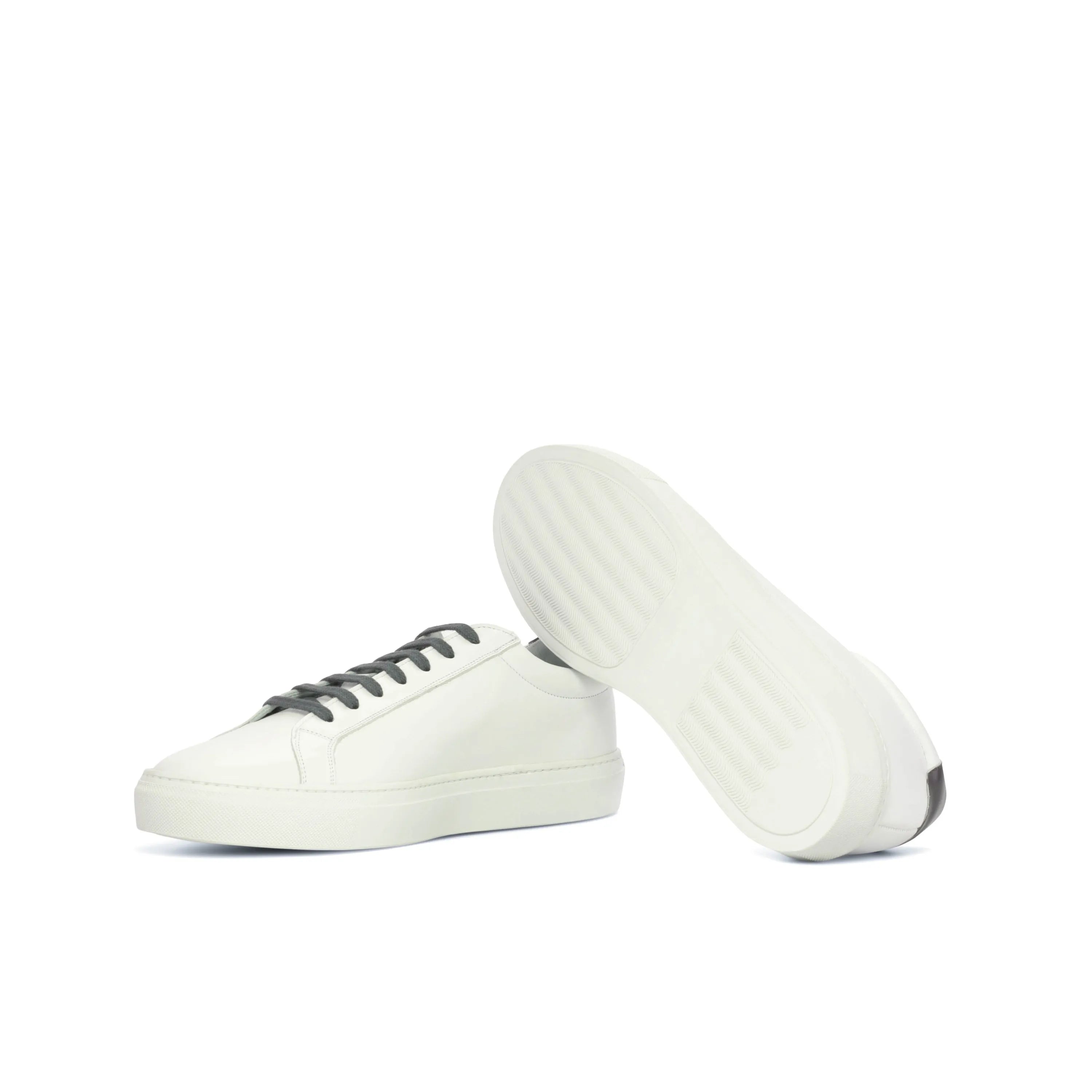 White leather Pauli low kick sneakers with dark laces for stylish comfort
