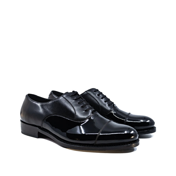Black patent leather Beyondz Oxford shoes with laces and cap toe