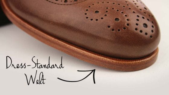 حذاء رسمي جلدي بني يُظهر التصميم المخصص الرائع وأنماط النعل للتخصيص.