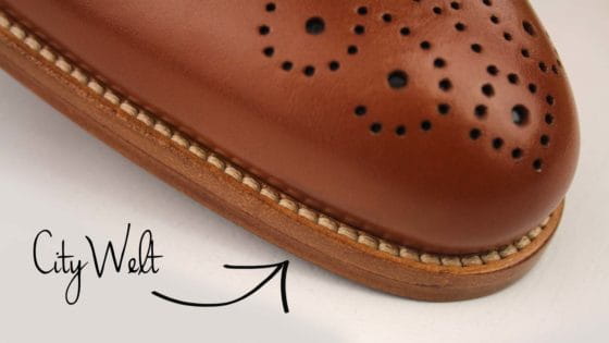 حذاء جلدي بني مع ثقوب زخرفية يُظهر أنماط النعل المخصصة الرائعة.