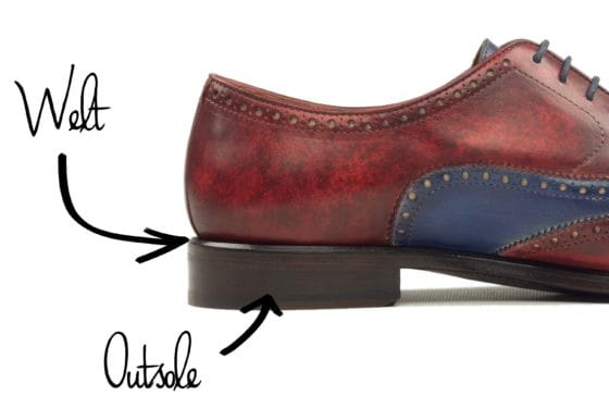 حذاء رسمي جلدي بورغندي وزرقة يُظهر الحرفية الرائعة المخصصة وأنماط النعل.