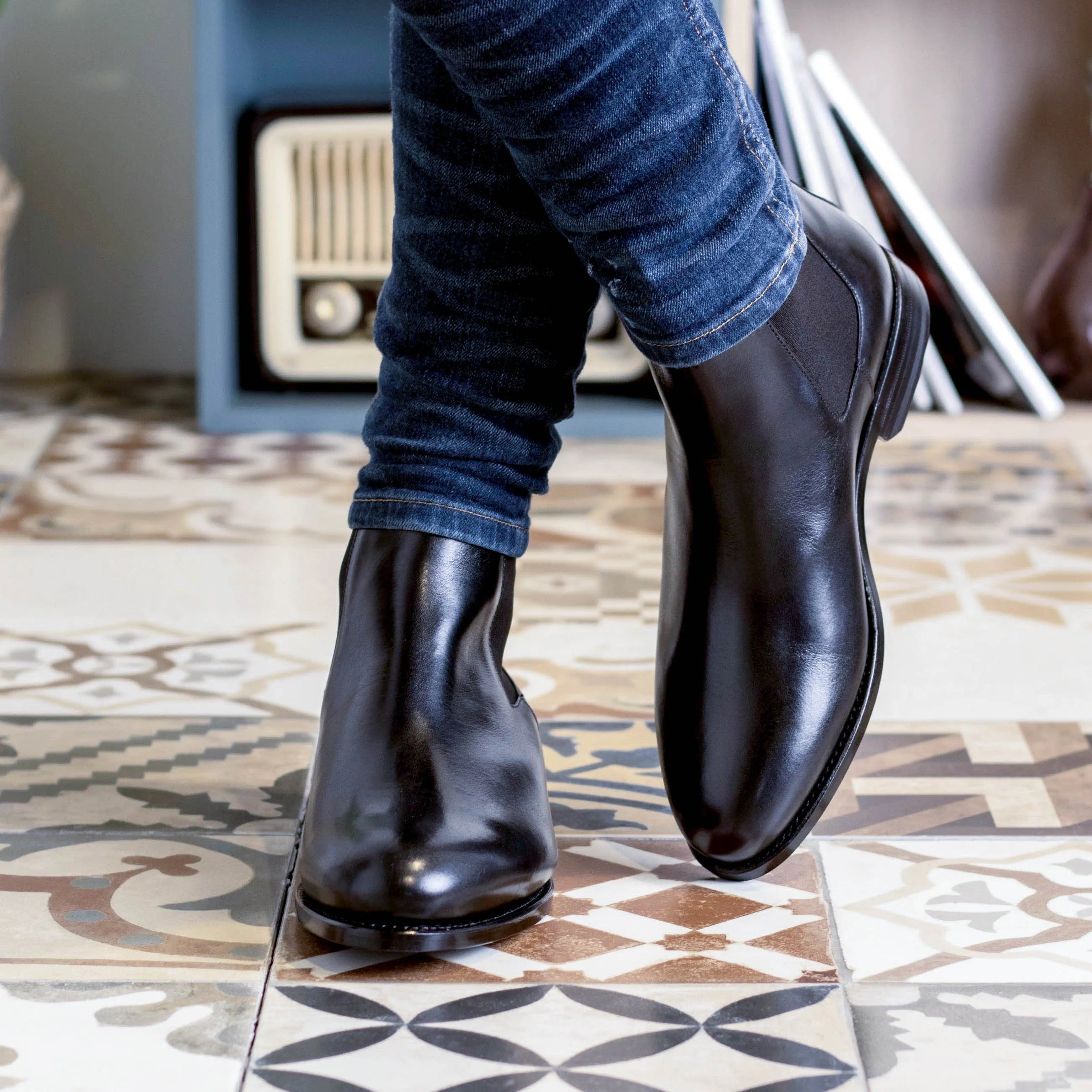 Shiny black leather Ciro Chelsea Boots for a sophisticated and stylish look