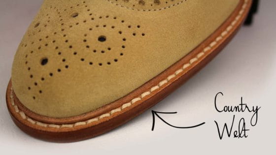 صورة مقربة لحذاء سُدِي بلون البيج تُظهر أنماط النعل الريفية لجاذبية مخصصة رائعة.