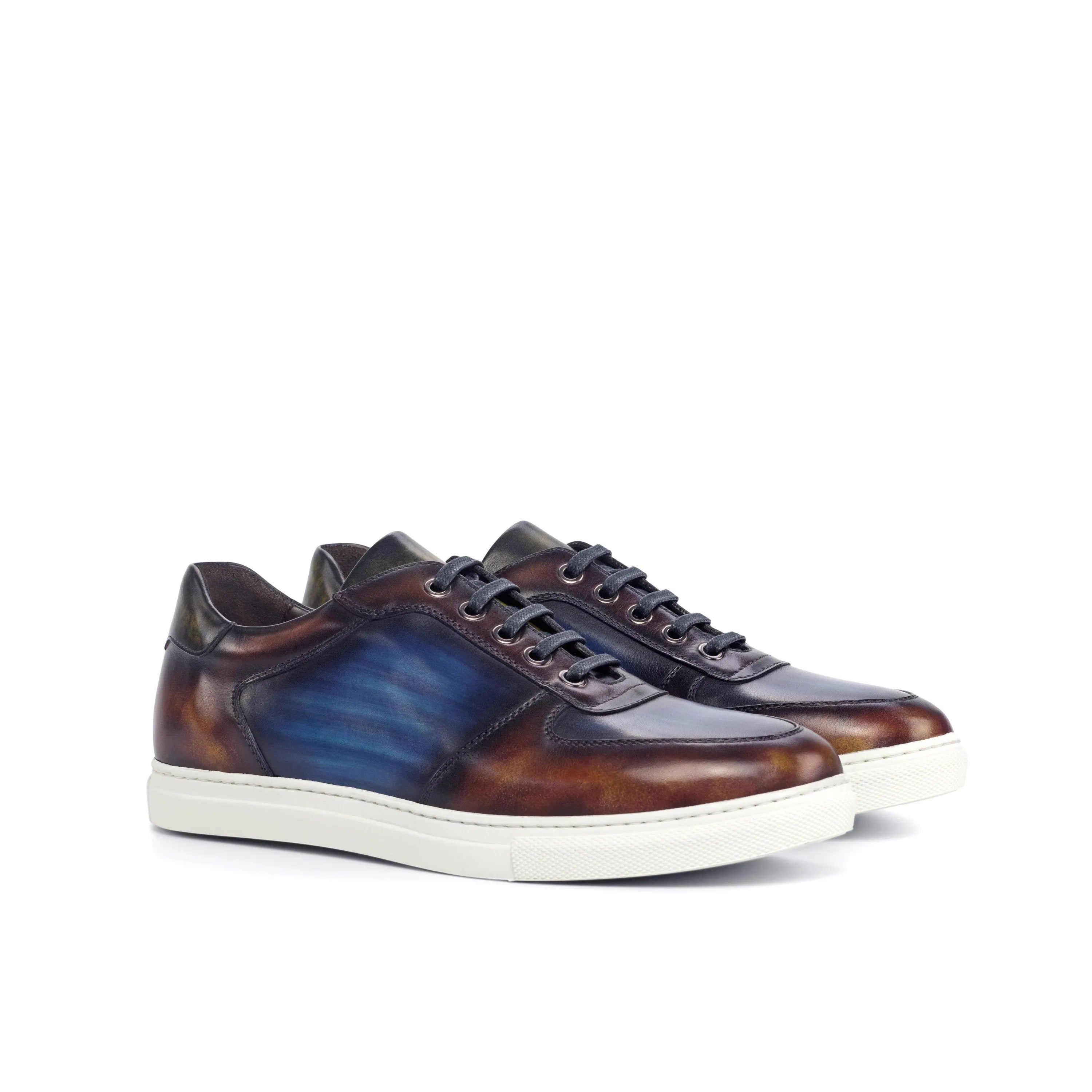 Leather sneakers with blue accents, featuring Deen Patina Low Top design for stylish comfort