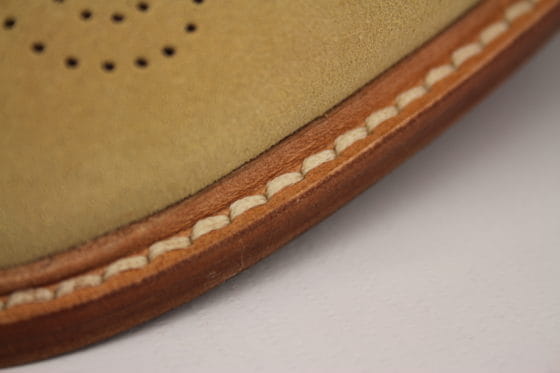 نعل حذاء جلدي مع خياطة واضحة تُظهر الحرفية الرائعة المخصصة.