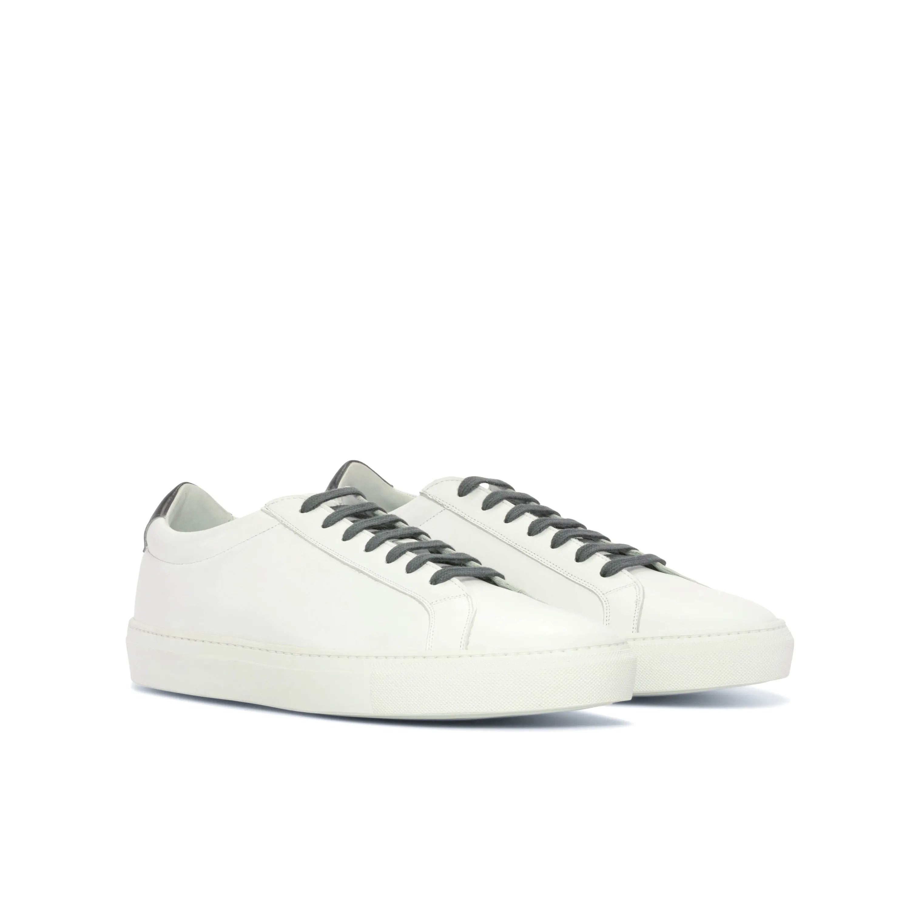 White leather sneakers from the Pauli Low Kick collection, ideal for a stylish fast lane