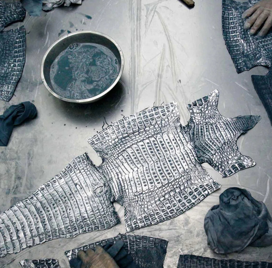 جلود تمساح فضية مثالية لأحذية باتينا تشيلسي الفاخرة في تقديم الجلود الغريبة.