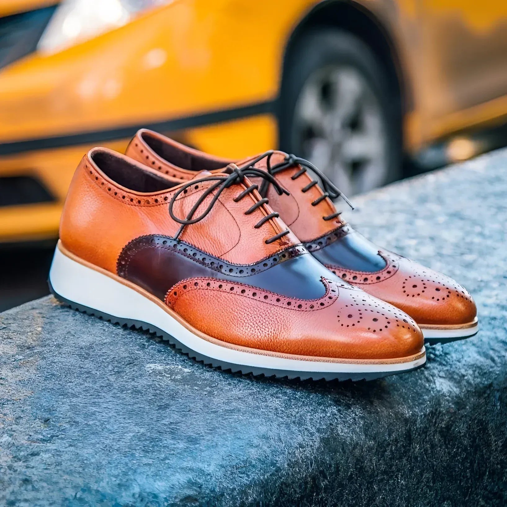 Two-tone leather wingtip Soho Full Brogue Shoes II featuring a rounded toe design