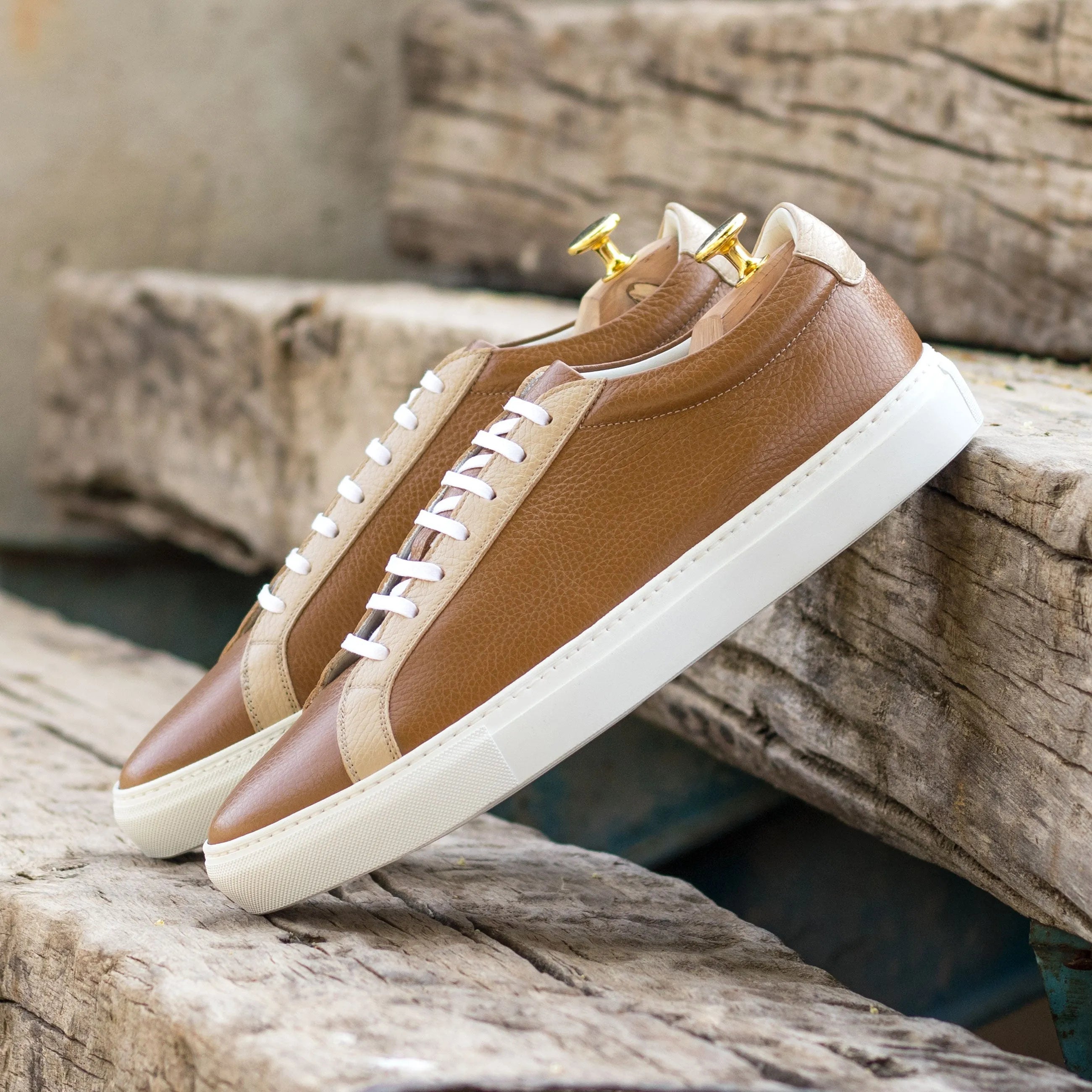 Brown grain leather TomCruiser low kick sneakers with stylish white soles